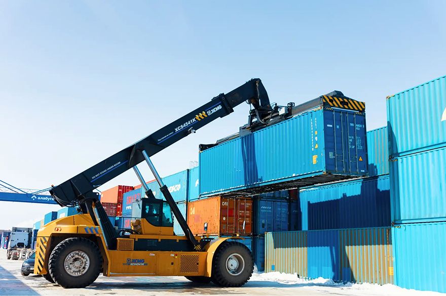 Terminal handling of containerised cargo